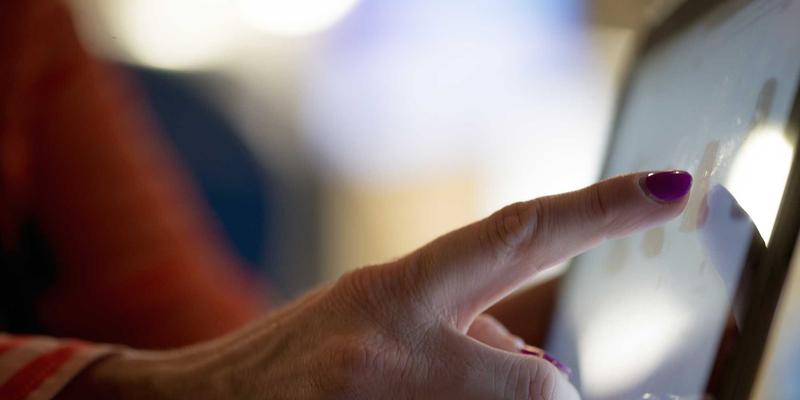 如何利用市场分析工具与服务平台，实现竞争对手深度剖析与战略反制