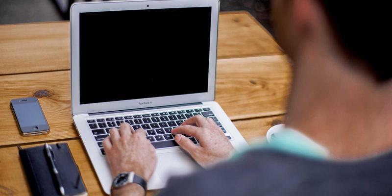 构建基于行业信息的风险管理框架：企业服务中的识别、评估与应对策略